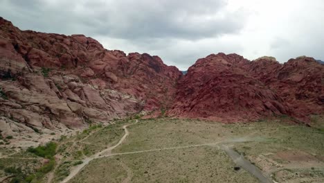 Große-Luftaufnahme,-Die-Auf-Den-Red-Rock-Zufliegt,-Der-Am-Red-Rock-Canyon-In-Nevada-Zutage-Tritt