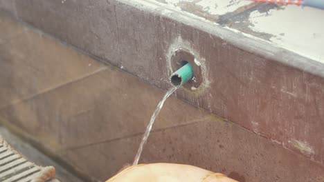 bombeo de agua de la sentina de un barco
