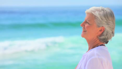 mujer anciana mirando lejos y sonriendo