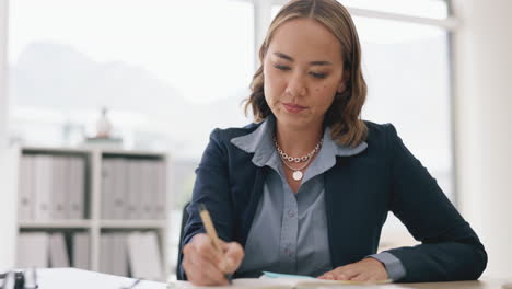 Escritura,-Planificación-Y-Trámites-De-Una-Mujer-De-Oficina.