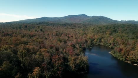 antena del lago price con la montaña del abuelo de fondo en 4k