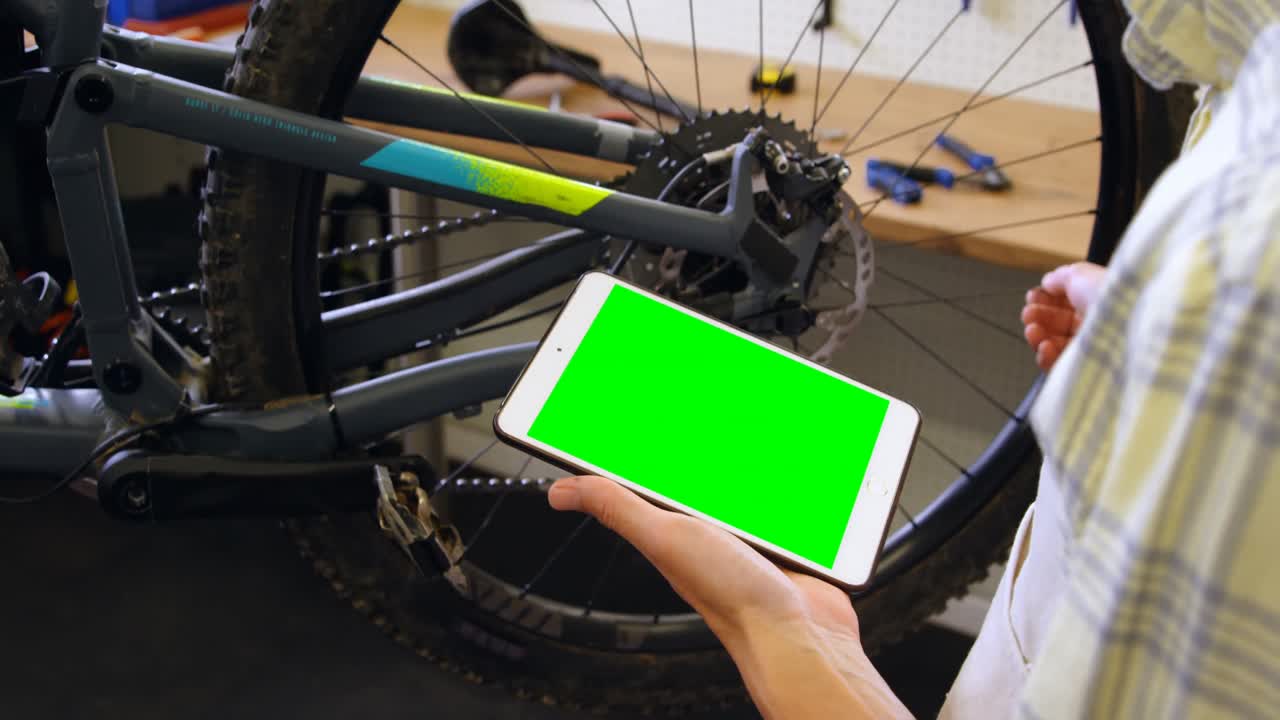 워크 ⁇  4k에서 디지털 태블릿을 사용하는 사람