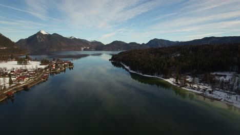 lago walchen en los alpes bávaros en enero, alemania