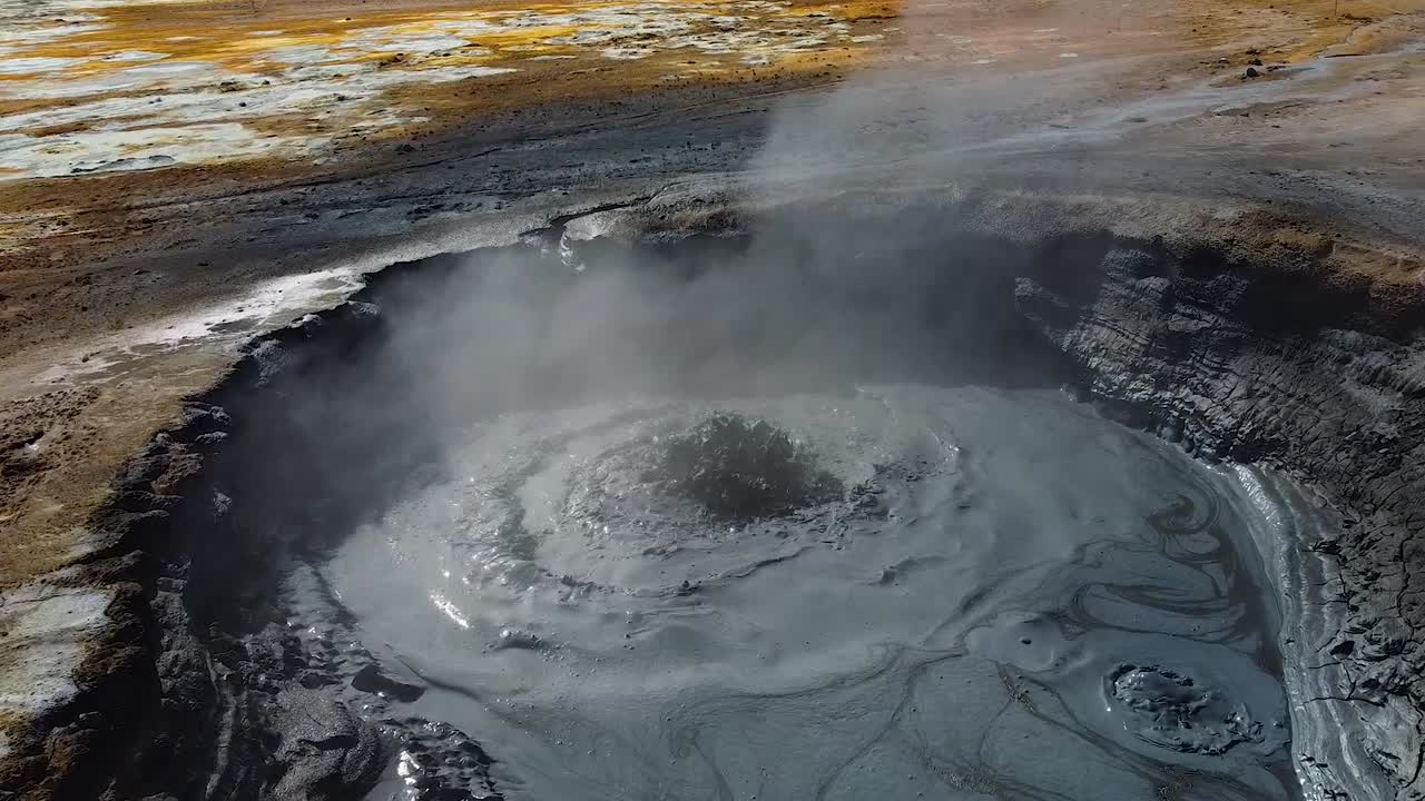 área volcánica activa cerca del lago myvatn, norte de islandia con fumarola en vista aérea