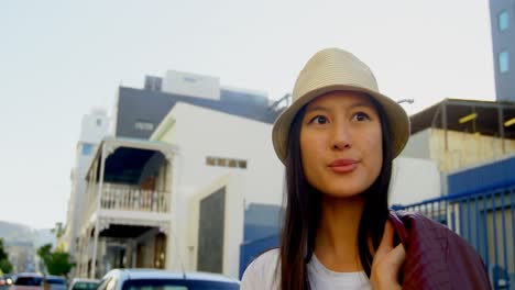 mujer de pie en la calle de la ciudad 4k