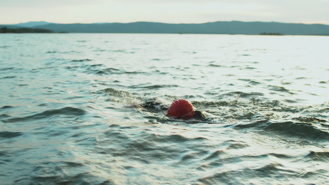 deportista nadando en el lago durante una carrera de triatlón