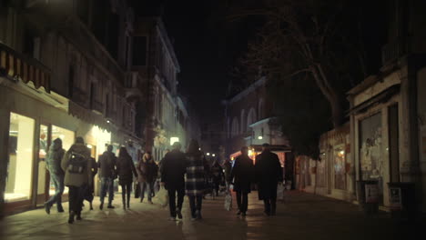 Calle-Peatonal-En-Venecia-Italia