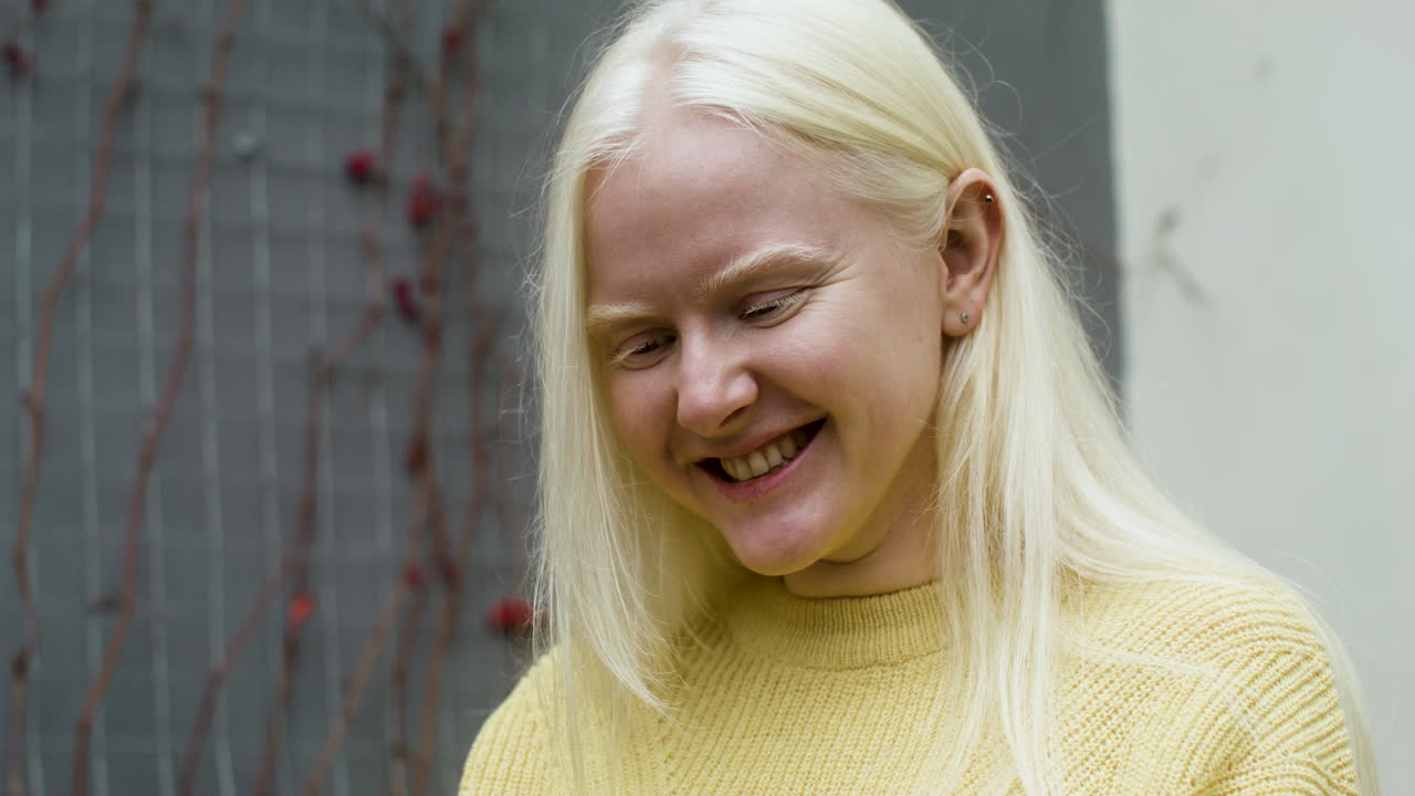 테라스에서 휴식을 취하는 여자