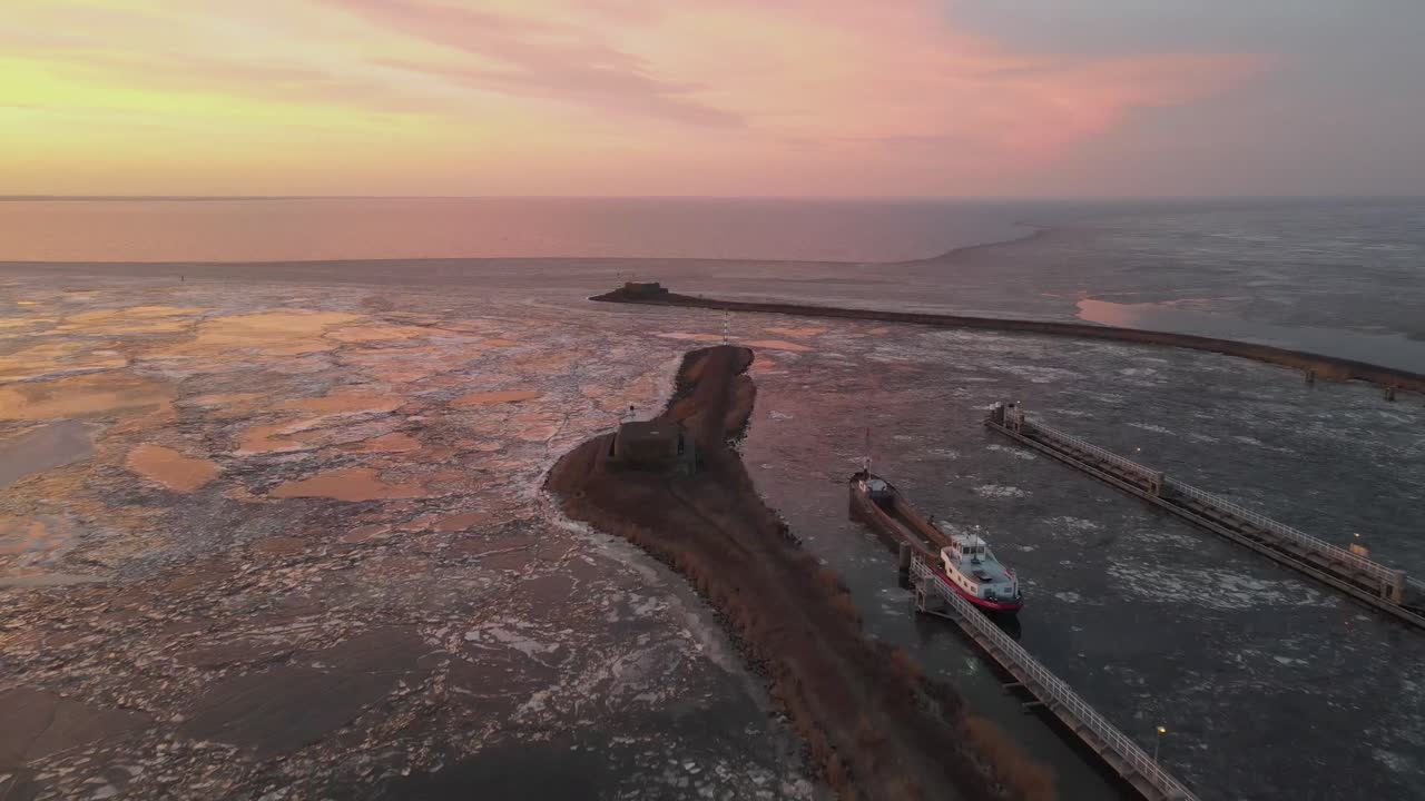 bevroren ijselmeer aan de ingang van de lorenzsluizen