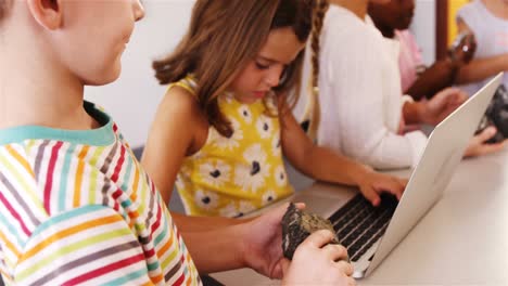 Niños-De-La-Escuela-Usando-Una-Computadora-Portátil-En-El-Aula