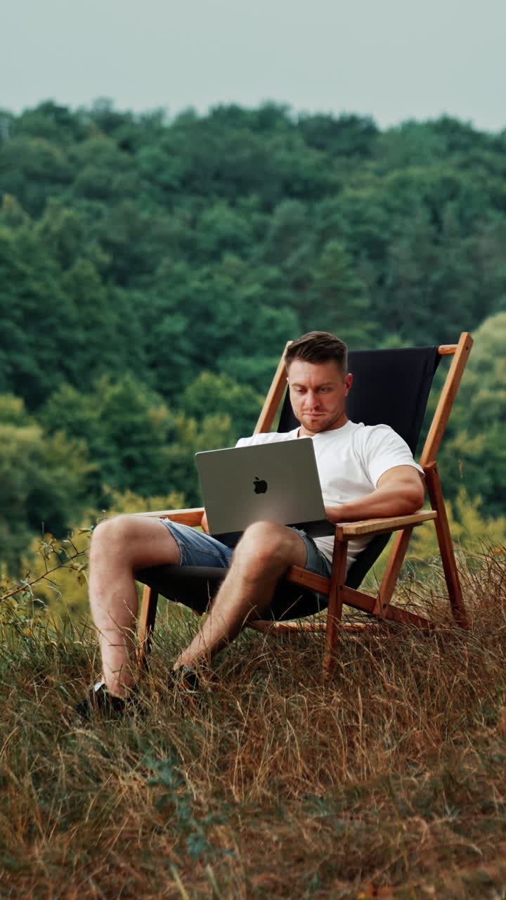 hombre que trabaja al aire libre
