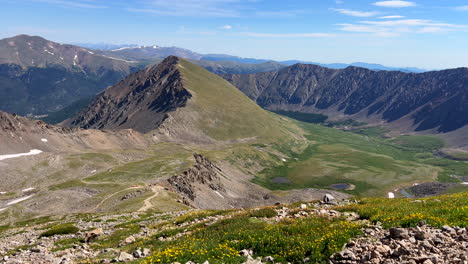 Greys-And-Torreys-Peak-Trail-Wildblumen-Fourteener-14er-Juni-Juli-Sommer-Colorado-Blauer-Himmel-Felsige-Berglandschaft-Schneeschmelze-Kontinentale-Wasserscheide-Früher-Morgen-Filmreif-Rechts-Langsam-Gleiten