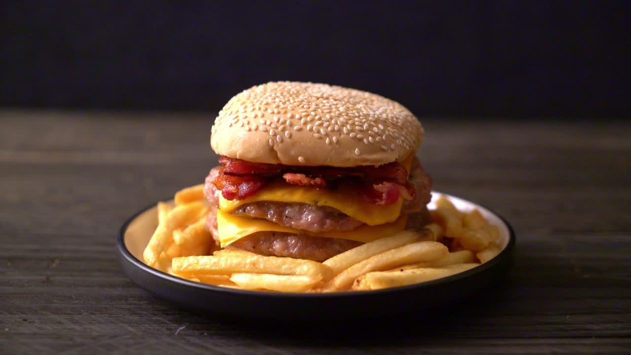 hamburguesa de cerdo o hamburguesa de cerdo con queso, tocino y patatas fritas