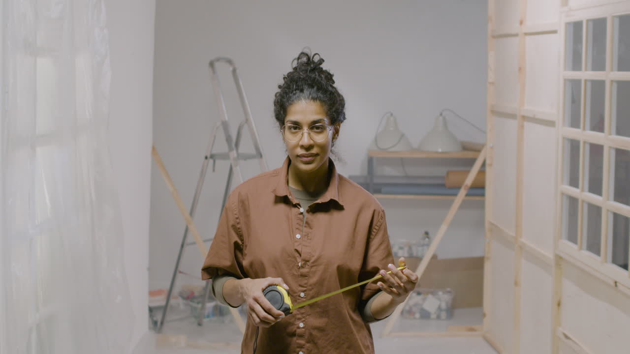 mujer posando con cinta métrica