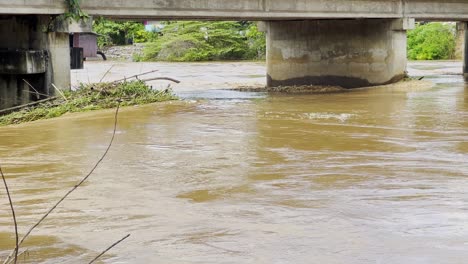 Alto-Nivel-De-Agua-De-Un-Río-Después-De-Una-Fuerte-Tormenta-En-Chiang-Mai,-Norte-De-Tailandia