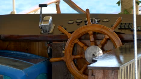 el volante de un barco viejo