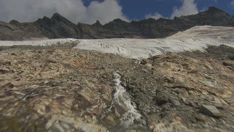 glaciar nevado en las montañas en el parque nacional de vanoise, francia - vuelo aéreo