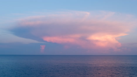 Nubes-épicas-De-Puesta-De-Sol-Sobre-El-Horizonte-Del-Mar