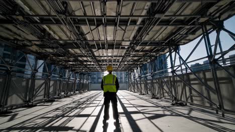 trabajador de la construcción en un sitio de construcción