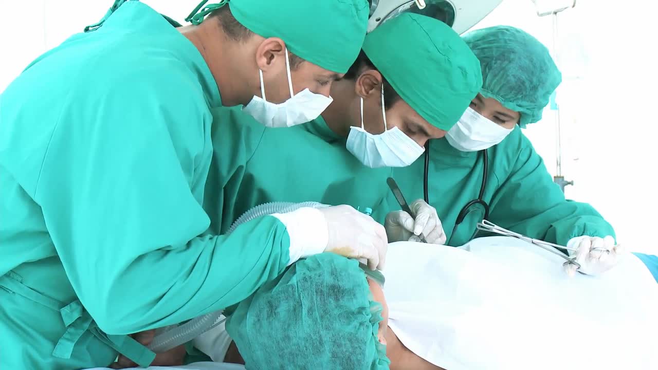 cirujanos que operan a un paciente
