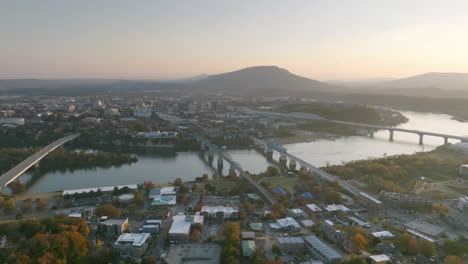 Imágenes-Aéreas-Súper-Anchas-De-Los-Cuatro-Puentes-Que-Se-Extienden-Sobre-El-Río-Tennessee-En-El-Centro-De-Chattanooga