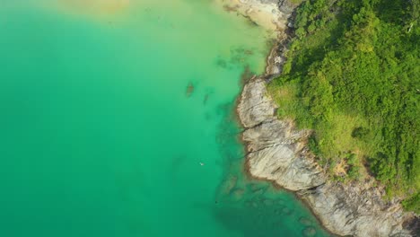 Vista-Aérea-De-ángulo-Alto-De-Personas-Que-Disfrutan-Nadar-Y-Relajarse-En-La-Playa-En-Phuket-Tailandia-La-Playa-De-Patong-Es-Un-Destino-Turístico-Muy-Famoso-En-Phuket-4k-Vista-Aérea-Drone-De-Arriba-Hacia-Abajo-Hermosa-Playa