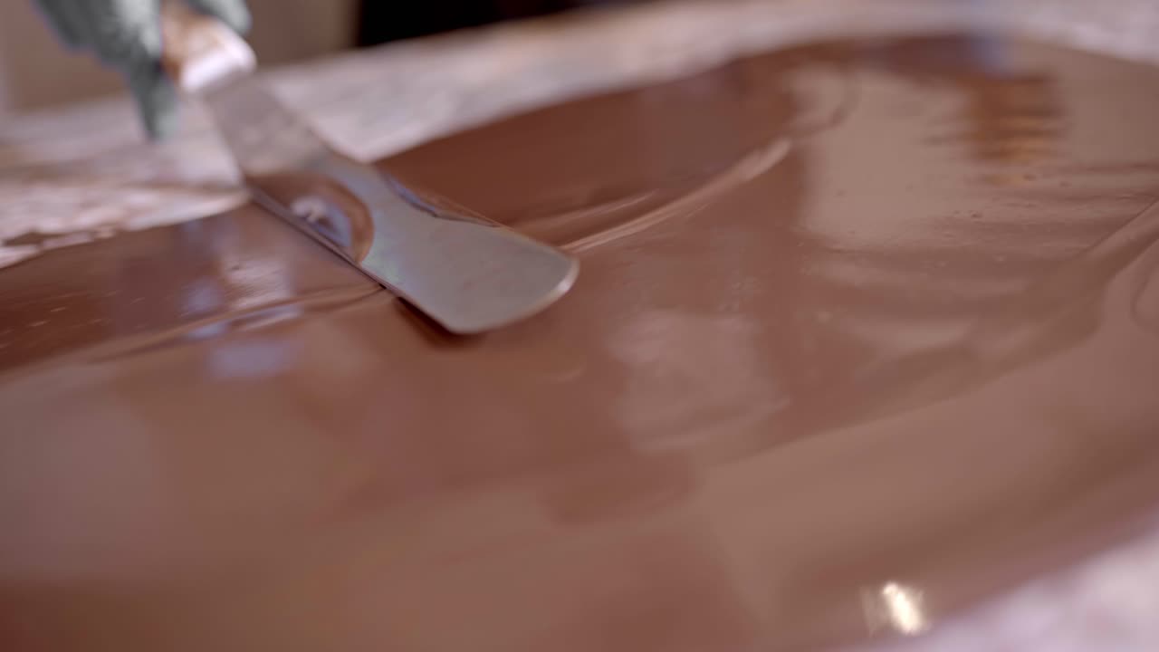 cosecha persona irreconocible calentando chocolate con una pistola