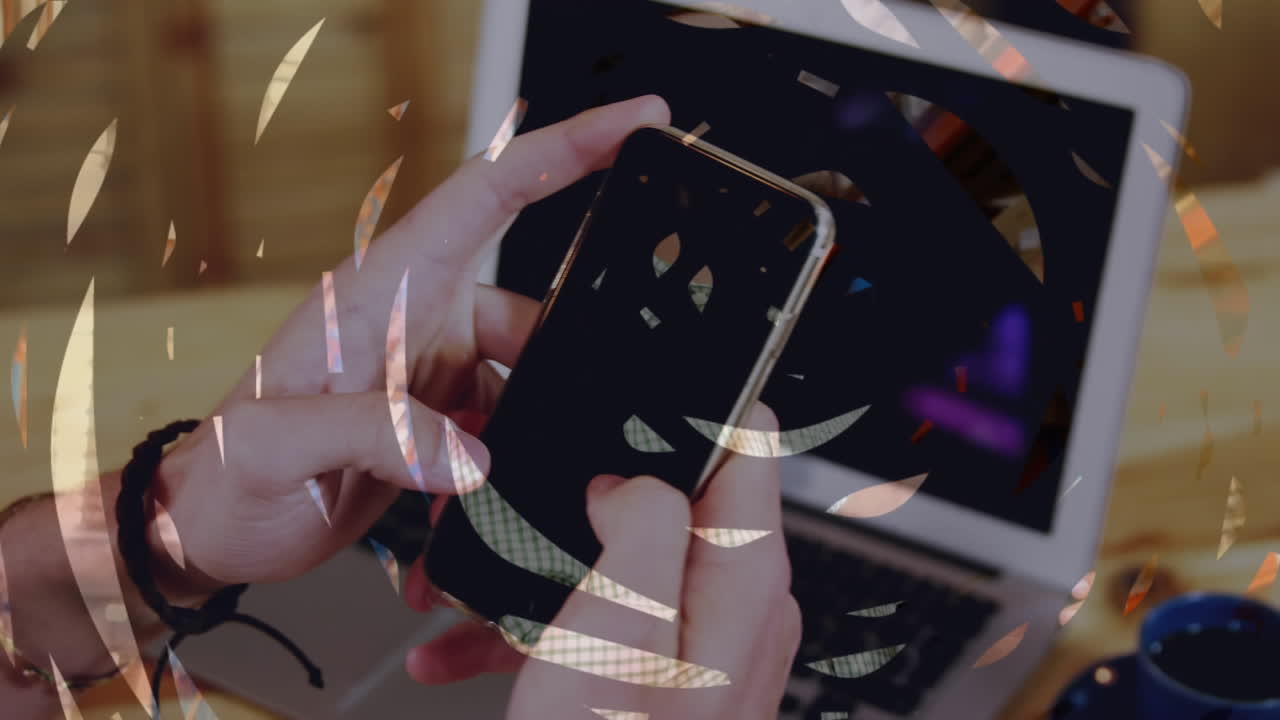 백인 사업가들이 트북과 스마트폰을 이용해 창고를 가로지르는 애니메이션입니다.