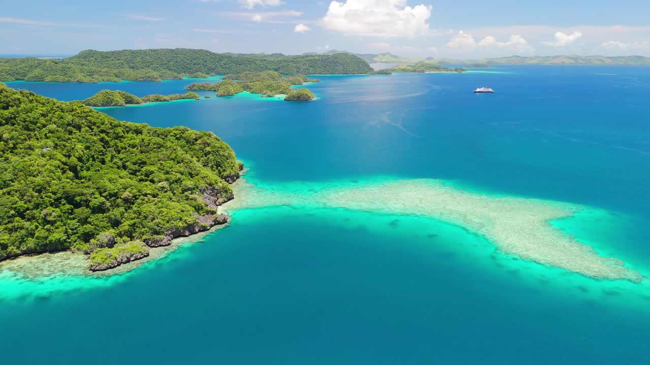 Cruiseskip ankret opp på Fiji utenfor kanten av en korallrevøy.