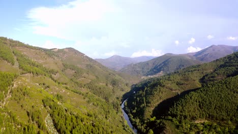 完全拍攝在河流上空, 飛過山脈