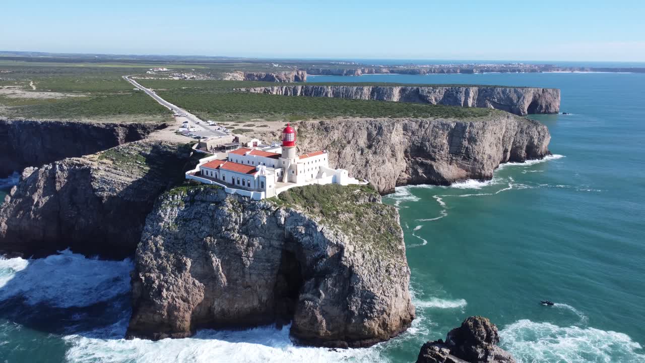 drone vuela sobre el famoso faro en cabo sao vicente cerca de sagres en algarve, hermoso clima soleado