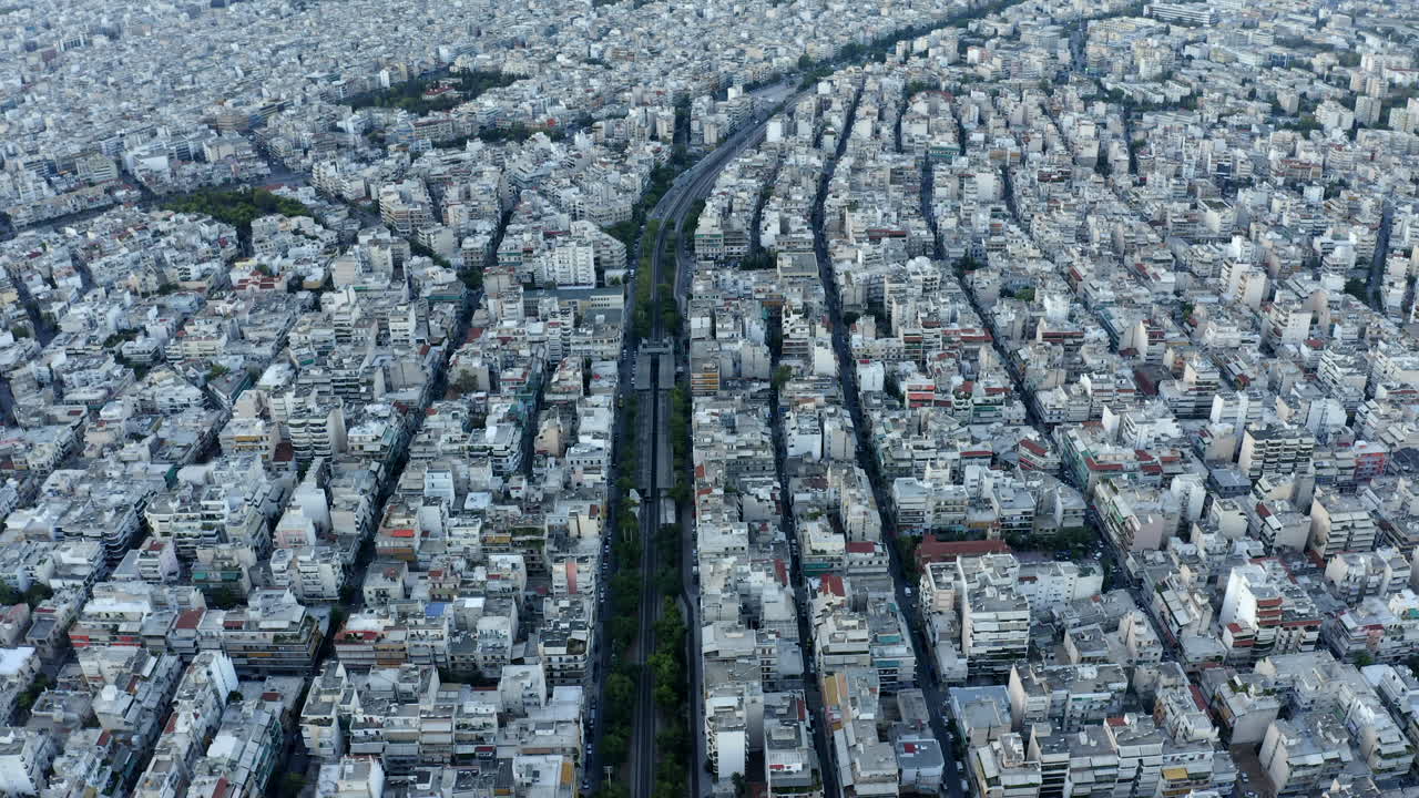 toma aérea de drones sobre atenas, siguiendo la carretera a través de la ciudad, grecia