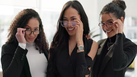 compañía, gafas y mujeres de negocios felices