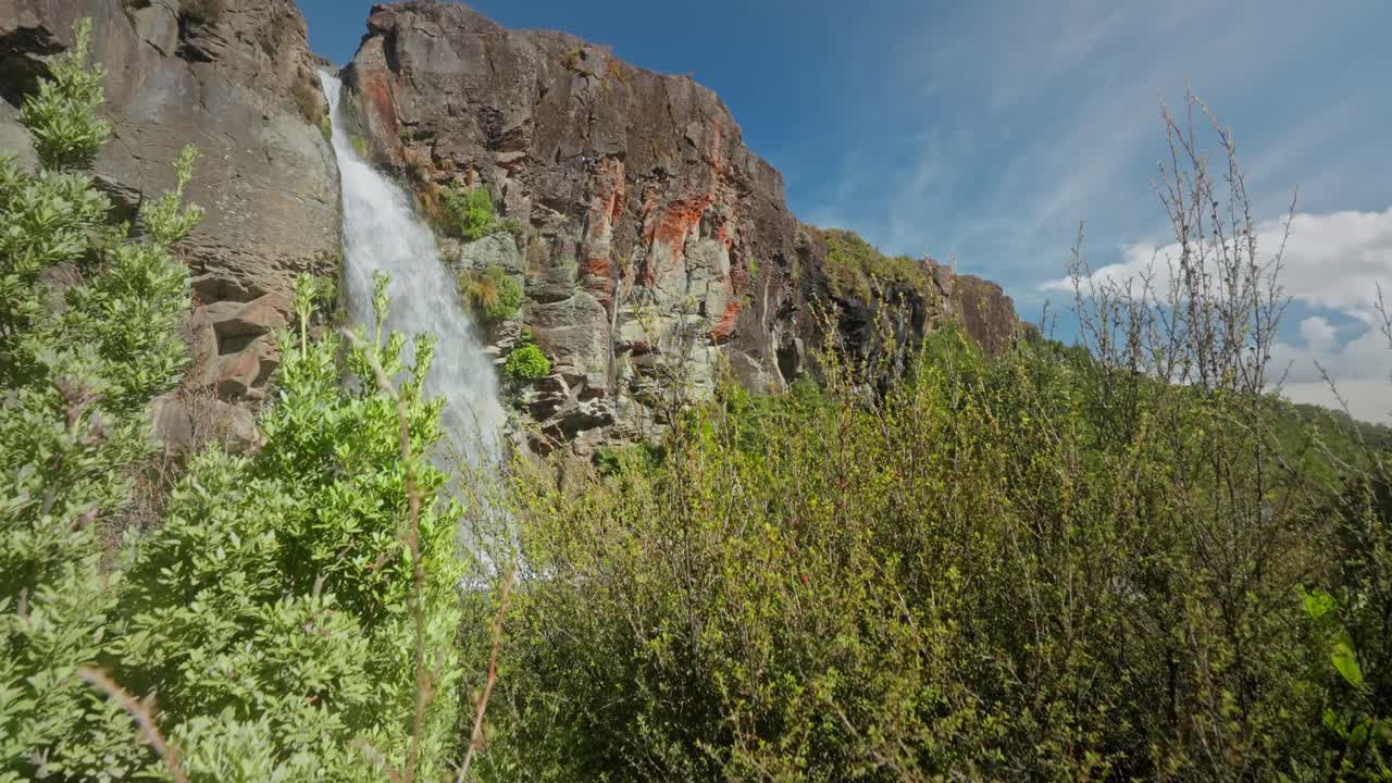 estableciendo la toma de taranaki cae en un día perfecto de verano en nueva zelanda