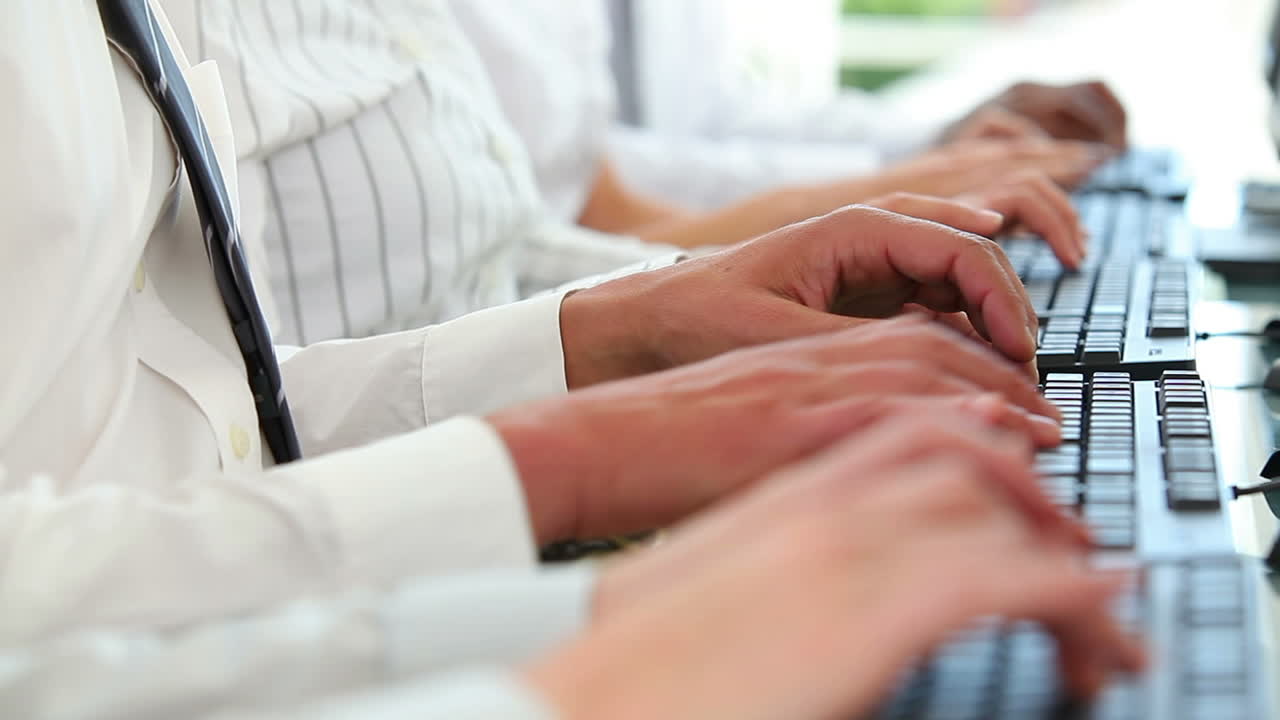 키보드 에서 열심히 일 하는 타이핑 기자 들 의 그룹