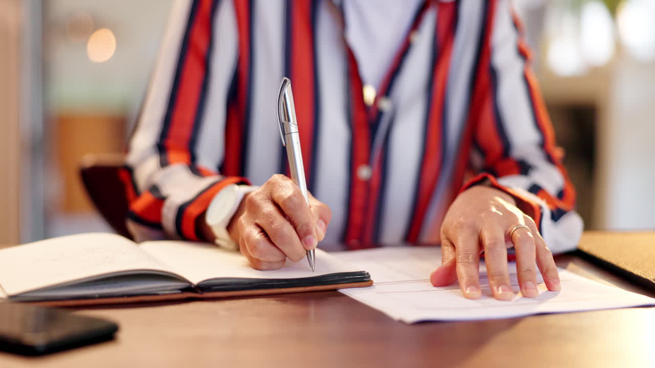 mujer escribiendo en un cuaderno