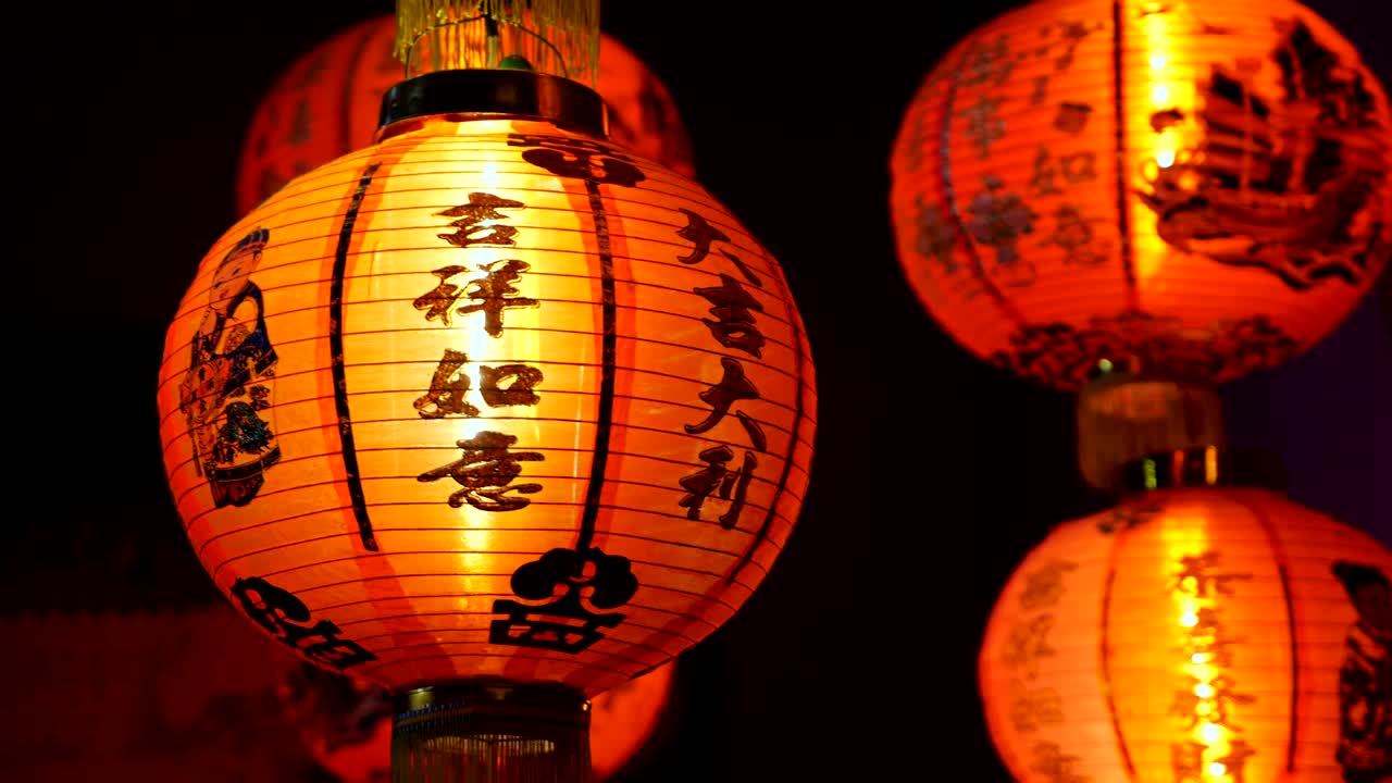 linternas de forma circular cuelgan bajo el cielo nocturno oscuro de cerca