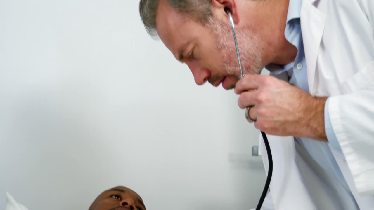 médico examinando a un paciente