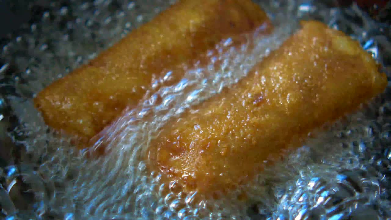 Frittura a molla in olio caldo