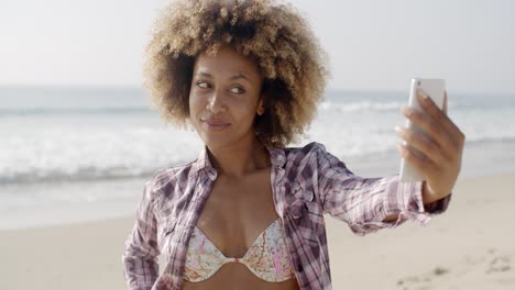 Frau-Posiert-Für-Ein-Selfie-Am-Strand