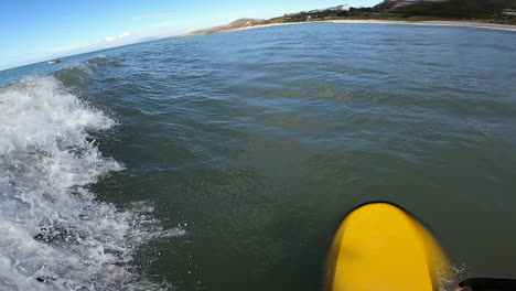 persona surfeando olas y chocando pov cámara lenta