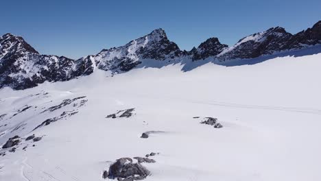 Wunderschöne-Luftaufnahme-Der-Schneebedeckten-Gletschergipfel-Der-Alpinen-Bergkette