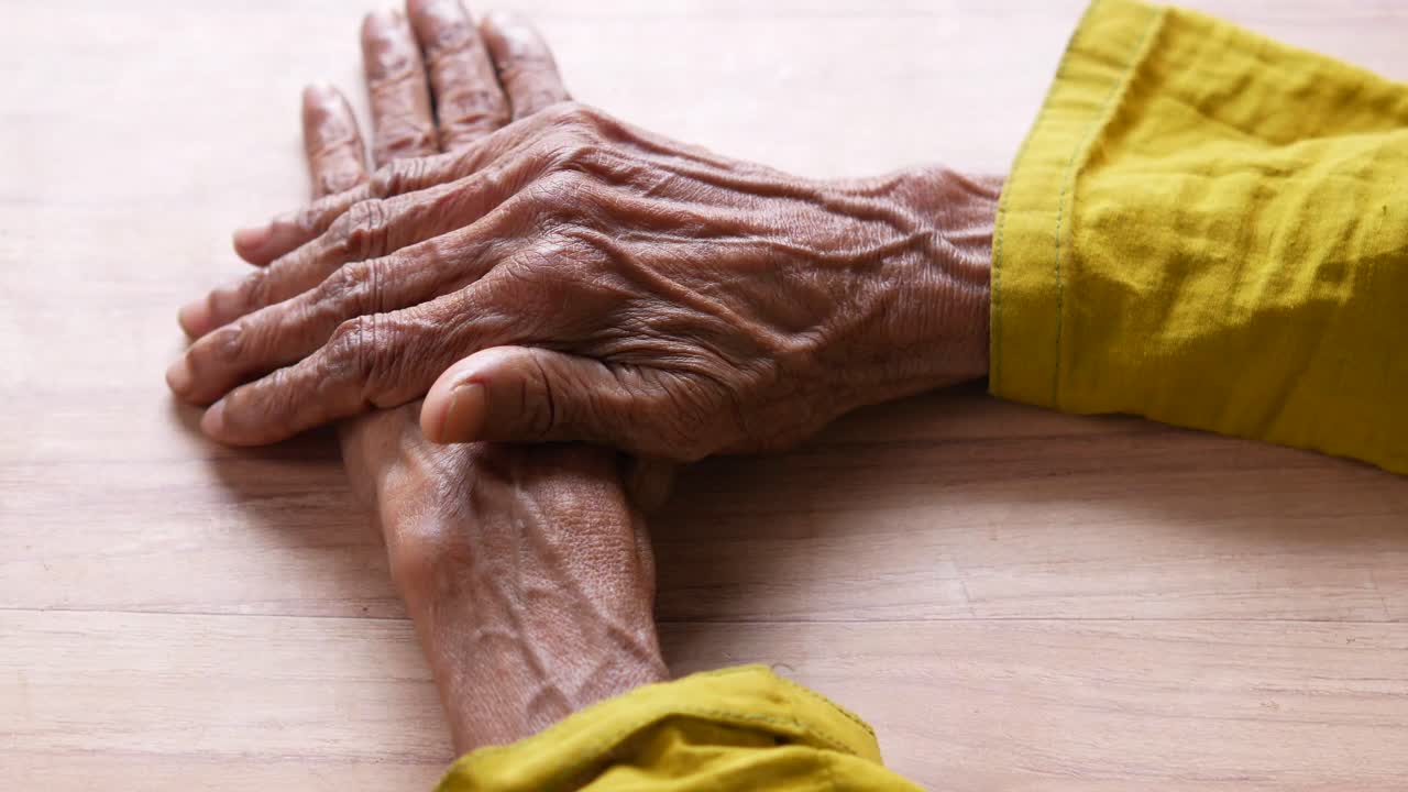 노인 의 주름진 손