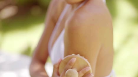 Close-up-on-skin-brush-on-shoulder