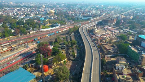 Vista-Aérea-De-La-Estación-De-Tren-De-Varanashi,-Estación-De-Tren-Con-Vista-De-Drones