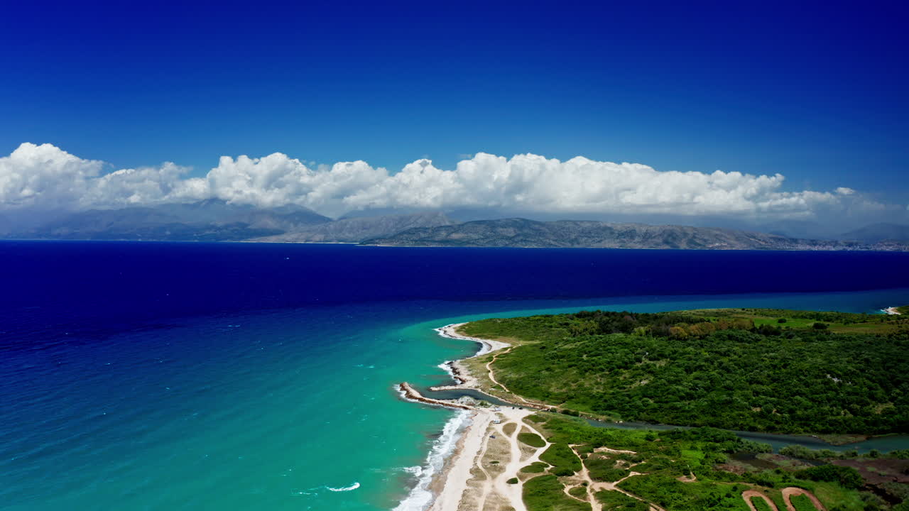 그리스 북부 코르푸의 긴 해변 위에서 드론으로 촬영된 사진