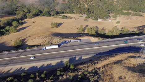 Camión-Junto-A-La-Carretera-Que-Necesita-Asistencia-Y-Reparación-En-Carretera---Paralaje-Aéreo