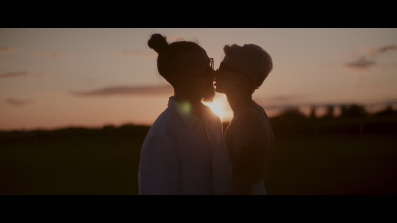 해가 지면 키스하는 커플