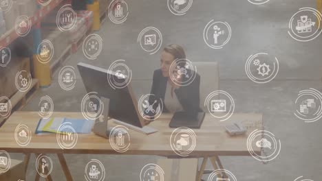 animación de una mujer trabajando en un almacén y usando una computadora con iconos redondos