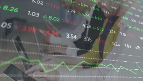 animación de un tablero de comercio multicolor sobre diversos compañeros de trabajo utilizando tableta digital y portátil